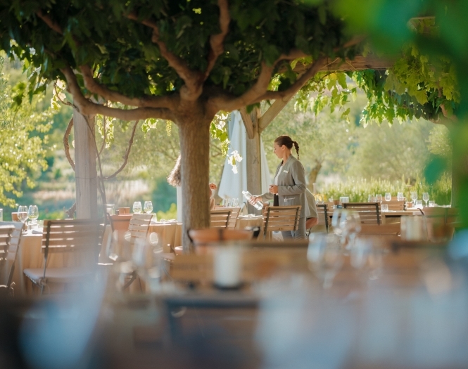 les-vignes-et-son-jardin traditionelles Restaurant in Gargas, 5-Sterne-Luxushotel coquillade provence im Luberon