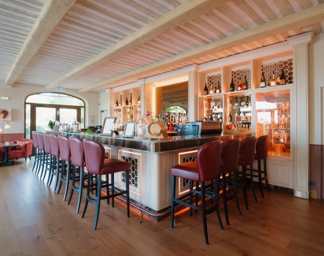 Bar Coquillade à gargas, hotel coquillade provence 5 étoiles relais et châteaux dans le luberon