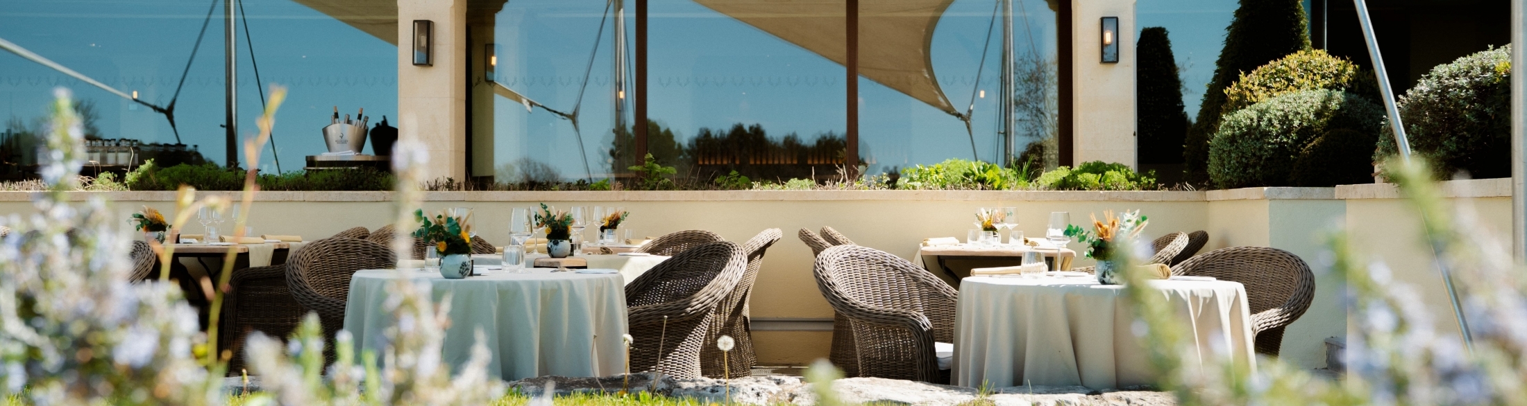 traditionelles restaurant bistrot les vignes und sein garten, hotel coquillade provence im luberon in gargas