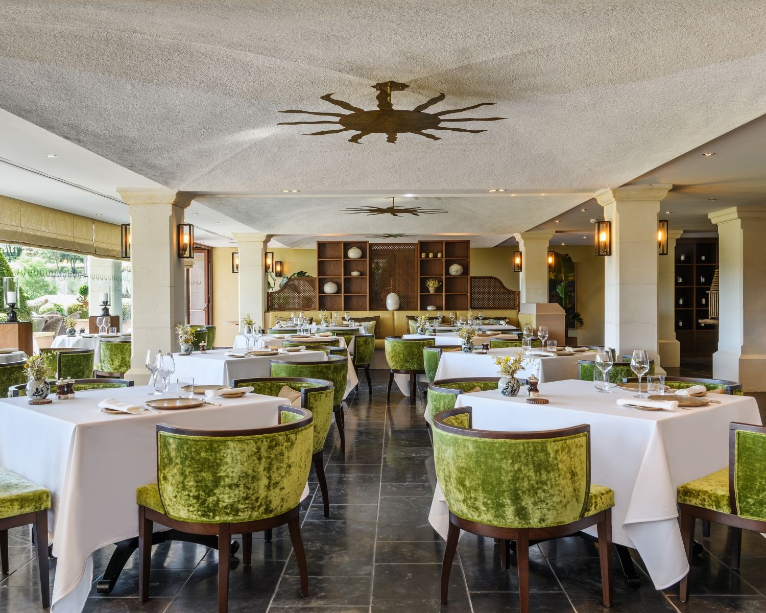 restaurant traditionnel bistrot les vignes et son jardin, hotel coquillade provence dans le luberon a gargas