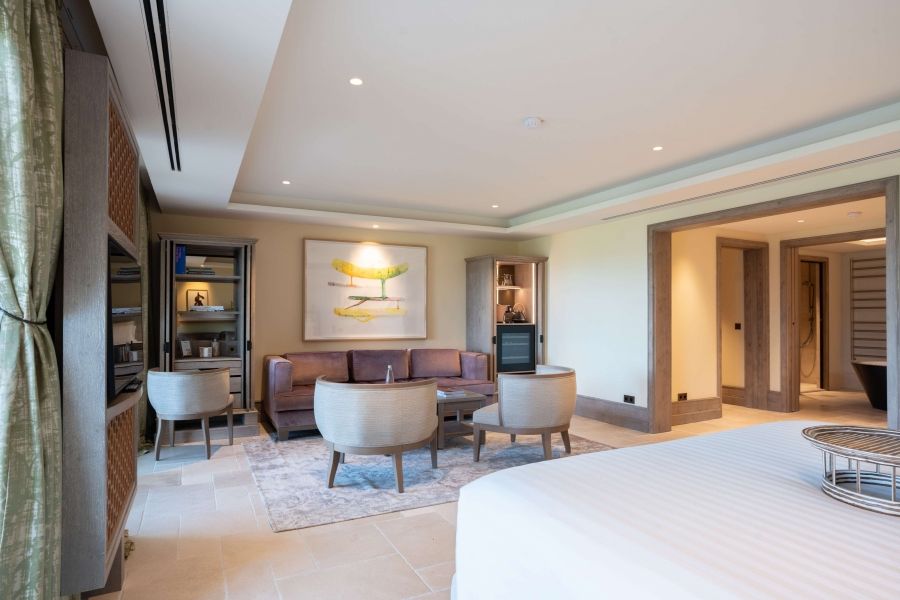 suite calista, luxus-suite mit privater terrasse und jacuzzi im freien. coquillade provence hotel in Luberon bei Gargas