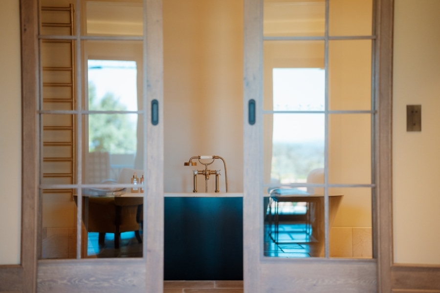 suite calista, suite de luxe avec terrasse priv&eacute;e et jacuzzi ext&eacute;rieur. h&ocirc;tel coquillade provence en Luberon &agrave; Gargas